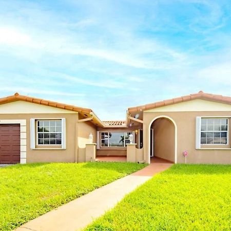 Stunning Lake-Front Villa With Pool & Spa Pembroke Pines Exterior foto
