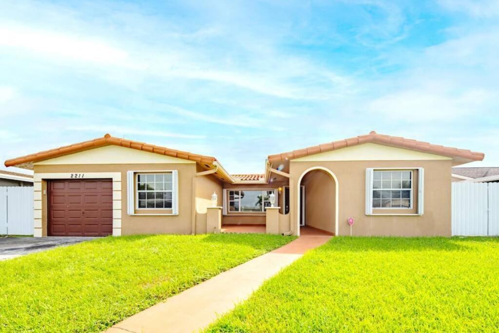 Stunning Lake-Front Villa With Pool & Spa Pembroke Pines Exterior foto