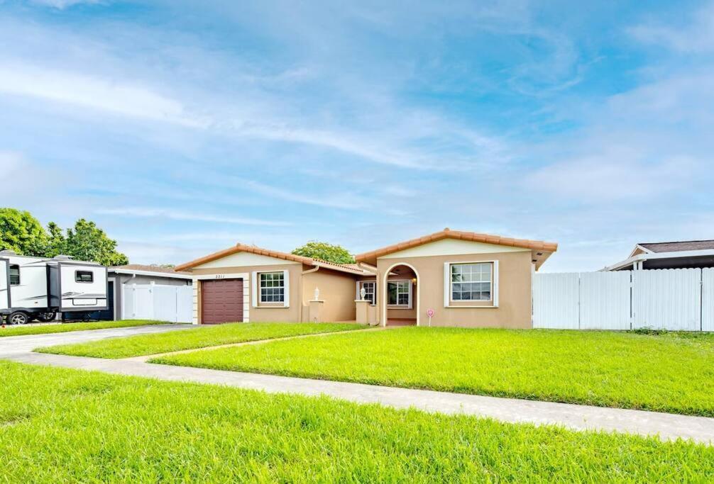 Stunning Lake-Front Villa With Pool & Spa Pembroke Pines Exterior foto